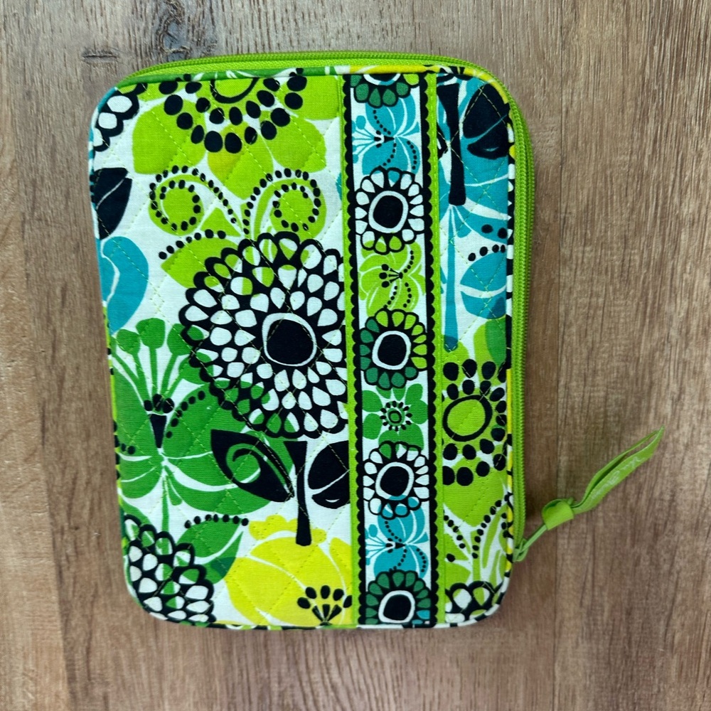 🍋‍🟩 Vera Bradley “Lime’s Up” E-Reader Case Green Floral Zip Sleeve 📗